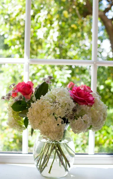 Hermoso Ramo Flores Alféizar Ventana — Foto de Stock