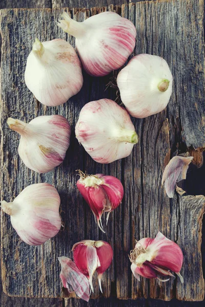 Frischer Knoblauch Auf Holzoberfläche — Stockfoto