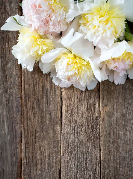 Peonías Sobre Superficie Madera —  Fotos de Stock