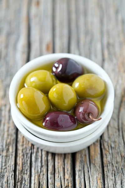 Olive Una Ciotola Una Superficie Legno — Foto Stock
