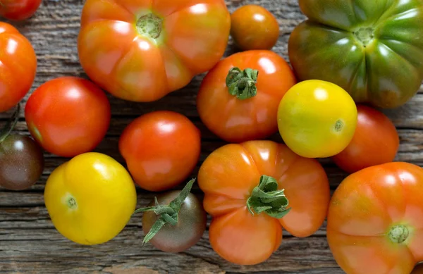 Kleurrijke Biologische Tomaten Een Houten Oppervlak — Stockfoto