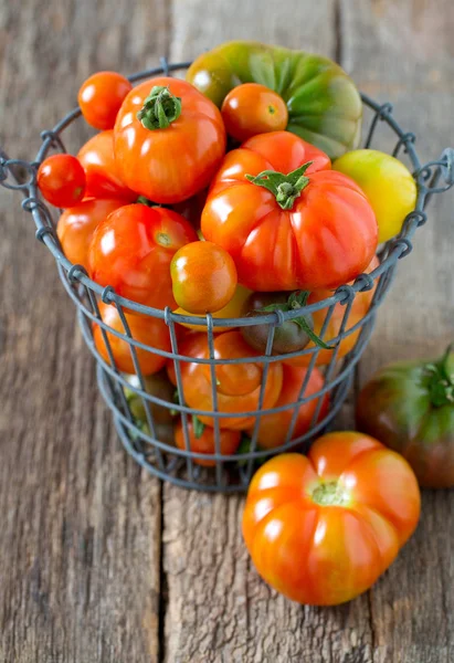 Kleurrijke Biologische Tomaten Een Houten Oppervlak — Stockfoto