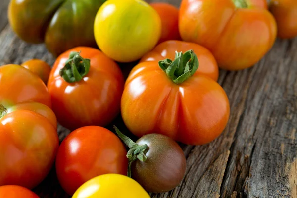 Kleurrijke Biologische Tomaten Een Houten Oppervlak — Stockfoto