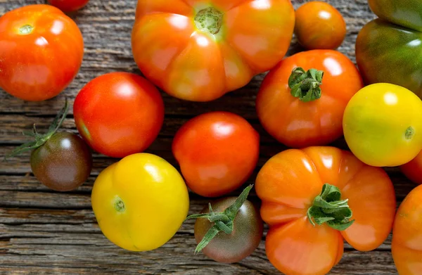 Tomates Orgánicos Coloridos Superficie Madera — Foto de Stock