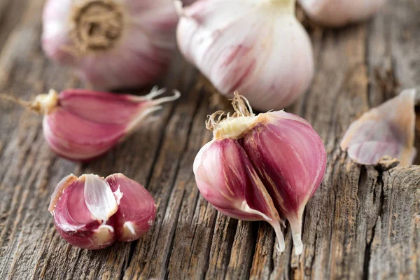 Frischer Knoblauch Auf Holzoberfläche — Stockfoto