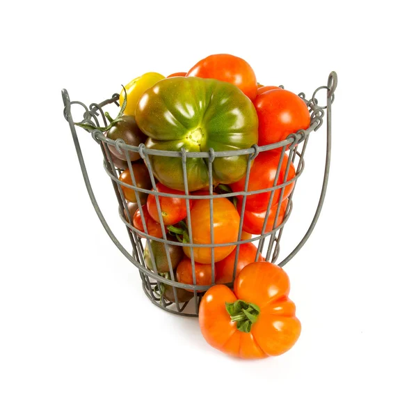 新鲜的西红柿上白色的篮子 — 图库照片