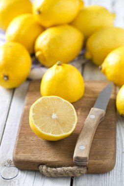 ahşap yüzey üzerinde limon