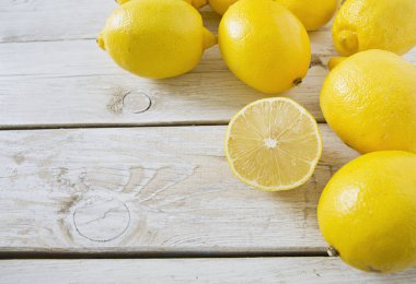 ahşap yüzey üzerinde limon