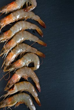 ReSH çiğ karides koyu gri mutfak masasında