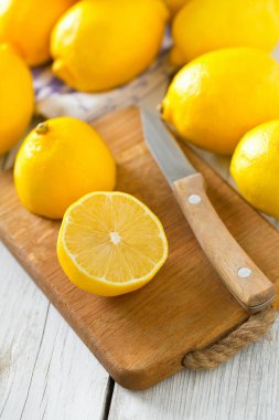 ahşap yüzey üzerinde limon