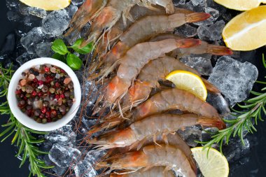 ReSH çiğ karides koyu gri mutfak masasında