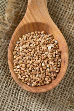 karabuğday kabuğu çıkarılmış tane ahşap yüzey üzerinde