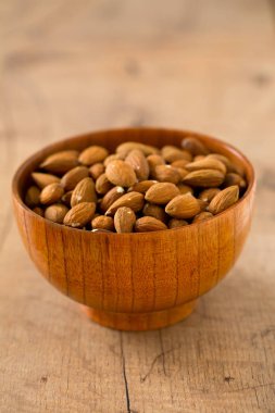 badem ahşap yüzeyde