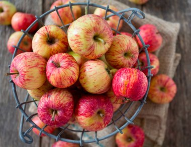 Ahşap yüzeyde elmalar