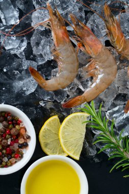 ReSH çiğ karides koyu gri mutfak masasında