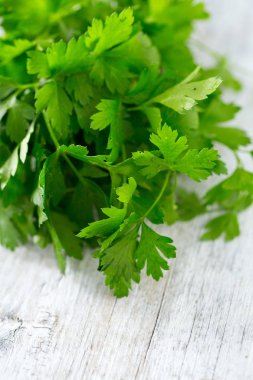 demet maydanoz ahşap yüzey üzerinde