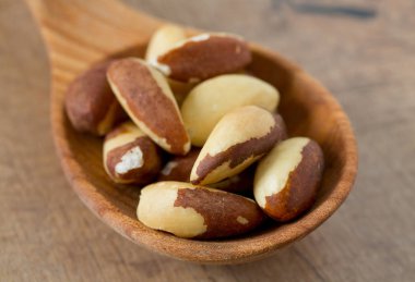 ahşap yüzeyde Brezilya fındık