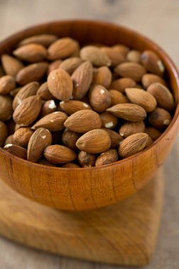 badem ahşap yüzeyde