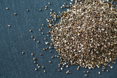 Chia tohum siyah arka plan üzerine