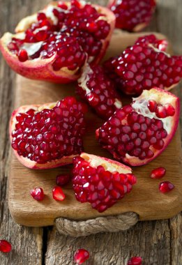 nar taneleri ahşap yüzey üzerinde