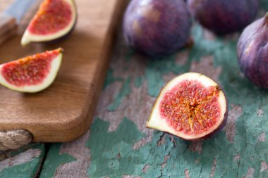 Tahta masada taze incir