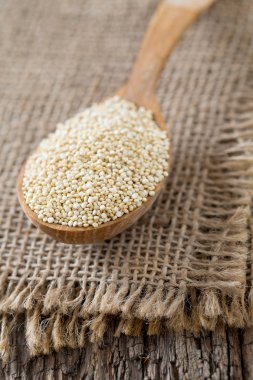 Eski arka plan üzerinde organik quinoa