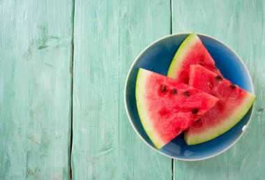 ahşap masa üzerinde taze kesilmiş karpuz