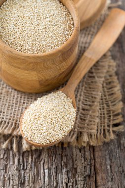 Eski arka plan üzerinde organik quinoa