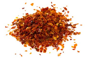 Beyaz arka plan üzerinde kurutulmuş domates yığını