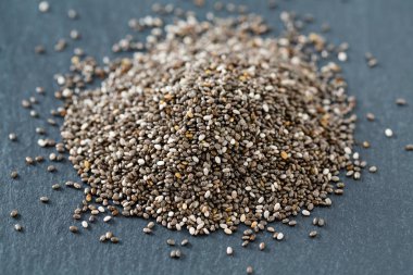 Chia tohum siyah arka plan üzerine