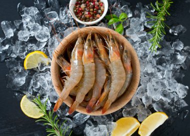 ReSH çiğ karides koyu gri mutfak masasında