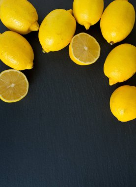 Kara tahta üzerinde olgunlaşmış taze limon
