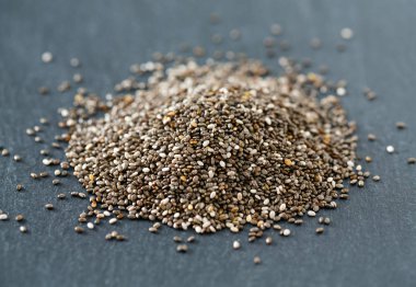 Chia tohum siyah arka plan üzerine