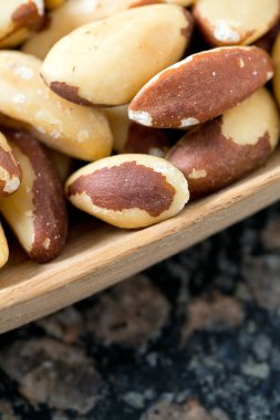 ahşap yüzeyde Brezilya fındık