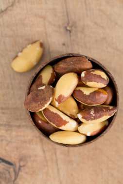 ahşap yüzeyde Brezilya fındık