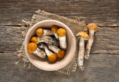 turuncu-cap çörek ahşap yüzey üzerinde