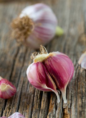 Tahta yüzeyde taze sarımsak