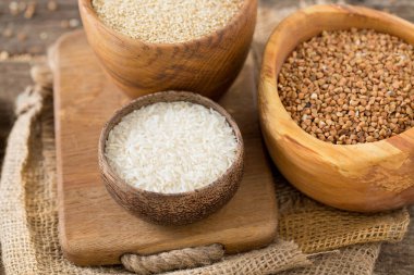 pirinç, quinoa ve buğday ahşap yüzey üzerinde