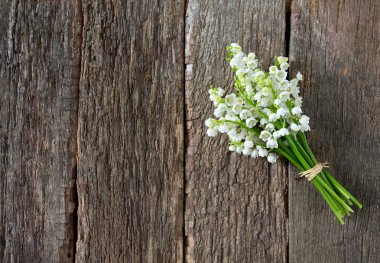 ahşap yüzeyde vadideki zambak 