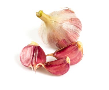 Beyaz üzerine izole edilmiş taze sarımsak.