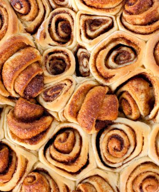 ahşap yüzey üzerinde tarçınlı çörek