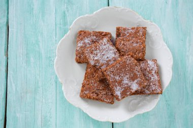  Ahşap yüzey üzerinde çikolatalı kek