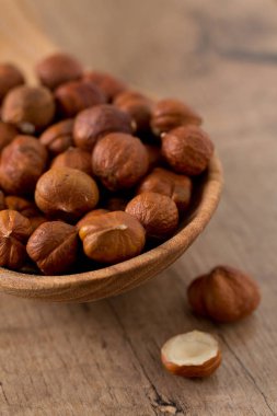 Ahşap yüzey üzerinde fındık