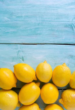limon turkuaz ahşap backrgound üzerinde