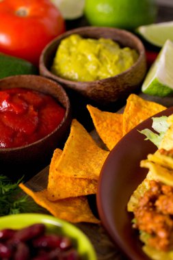 tabak tacos, cips ve domates sos