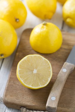 ahşap yüzey üzerinde limon