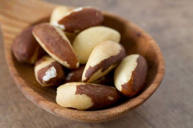 ahşap yüzeyde Brezilya fındık