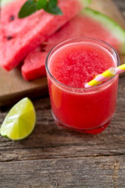 taze karpuz limon ve nane ile bardak