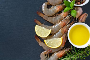 ReSH çiğ karides koyu gri mutfak masasında