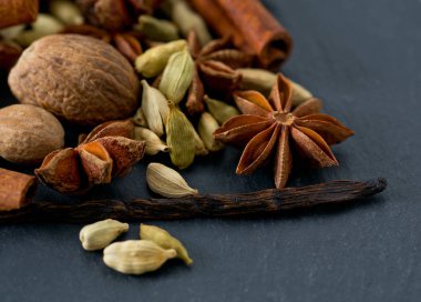 Farklı parlak otlar ve baharatlar